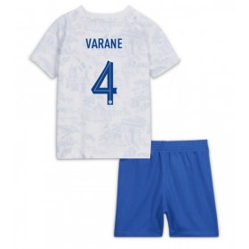 Frankrike Raphael Varane #4 Borta Kläder Barn VM 2022 Kortärmad (+ Korta byxor)